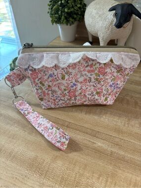 Floral Lace Wristlet Clutch - Pink